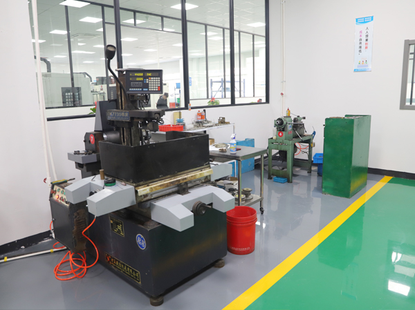 線切割加工車間